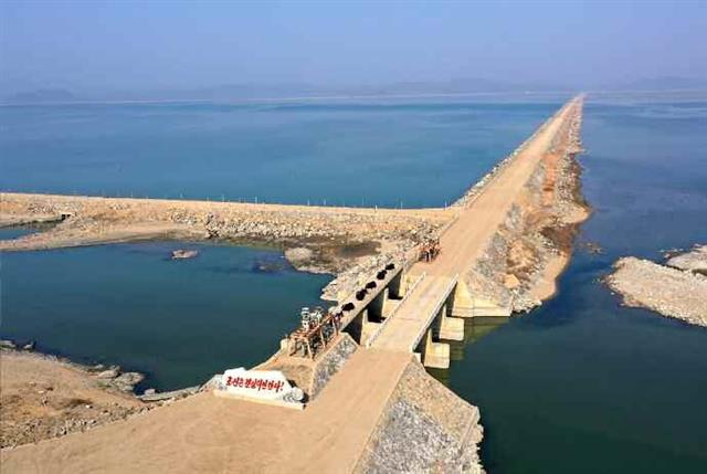 북한 노동당 기관지 노동신문은 1일 홍건도 간석지 2단계, 용매도 간석지 3, 4구역 건설 완공 소식을 전했다. 신문은 “조국의 서해지구에서 대자연 개조의 자랑찬 승전포성이 연이어 터져올랐다”라며 “오랜 세월 잠자던 평안북도와 황해남도의 드넓은 간석지들이 사회주의 대농장의 터전으로 훌륭히 전변됐다”라고 말했다. 평양 노동신문 뉴스1