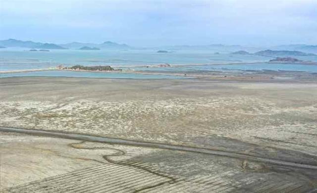 북한 노동당 기관지 노동신문은 1일 홍건도 간석지 2단계, 용매도 간석지 3, 4구역 건설 완공 소식을 전했다. 신문은 “조국의 서해지구에서 대자연 개조의 자랑찬 승전포성이 연이어 터져올랐다”라며 “오랜 세월 잠자던 평안북도와 황해남도의 드넓은 간석지들이 사회주의 대농장의 터전으로 훌륭히 전변됐다”라고 말했다. 평양 노동신문 뉴스1