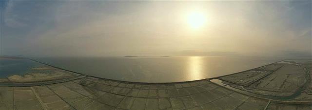 북한 노동당 기관지 노동신문은 1일 홍건도 간석지 2단계, 용매도 간석지 3, 4구역 건설 완공 소식을 전했다. 신문은 “조국의 서해지구에서 대자연 개조의 자랑찬 승전포성이 연이어 터져올랐다”라며 “오랜 세월 잠자던 평안북도와 황해남도의 드넓은 간석지들이 사회주의 대농장의 터전으로 훌륭히 전변됐다”라고 말했다. 평양 노동신문 뉴스1