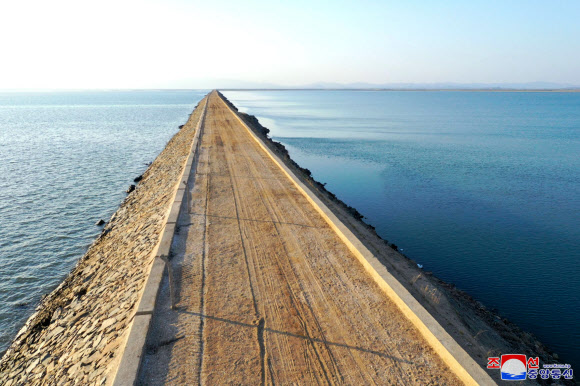 북한이 홍건도 간석지와 용매도 간석지를 완공했다고 조선중앙통신이 1일 보도했다. 2021.5.1  평양 조선중앙통신 연합뉴스
