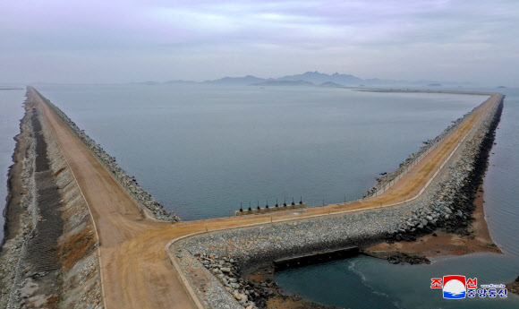 북한이 홍건도 간석지와 용매도 간석지를 완공했다고 조선중앙통신이 1일 보도했다. 2021.5.1  평양 조선중앙통신 연합뉴스