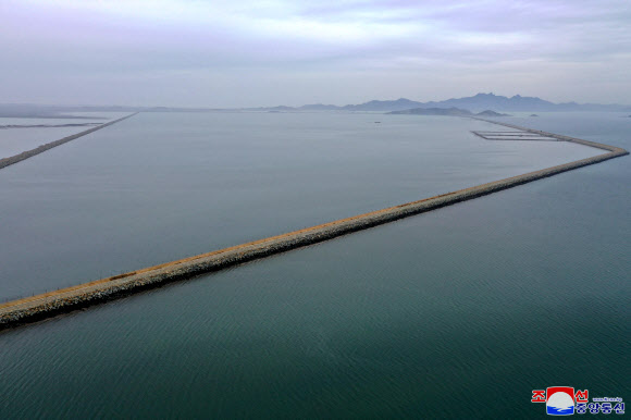 북한이 홍건도 간석지와 용매도 간석지를 완공했다고 조선중앙통신이 1일 보도했다. 2021.5.1  평양 조선중앙통신 연합뉴스
