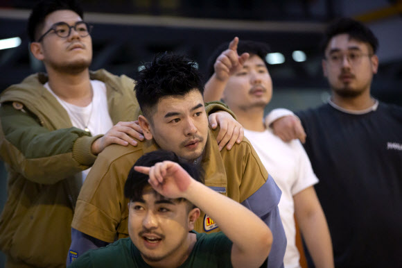 뚱뚱하고 나이도 많지만 편견에 도전하는 중국 아이돌 그룹 프로듀스 판다.