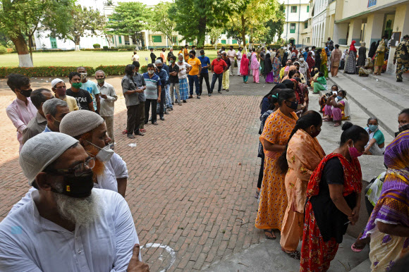 ‘코로나19 폭증’ 인도 투표소 앞에 다닥다닥 줄 선 주민들