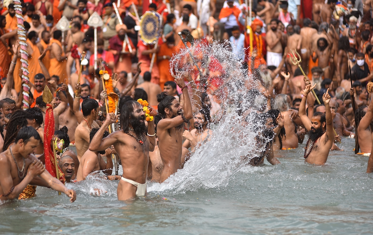 인도 북부 하리드와르의 갠지스강에서 12일(현지시간) 힌두교 최대 축제인 ‘쿰브멜라’에 참가한 수만 명의 신도가 신종 코로나바이러스 감염증(코로나19) 예방을 위한 사회적 거리두기를 무시한 채 목욕 의식을 하고 있다. 2021.4.12  EPA 연합뉴스