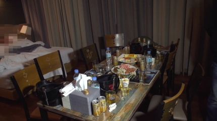 수원시 인계동 한 모텔 객실에 차려진 술상. 경기남부경찰청 제공