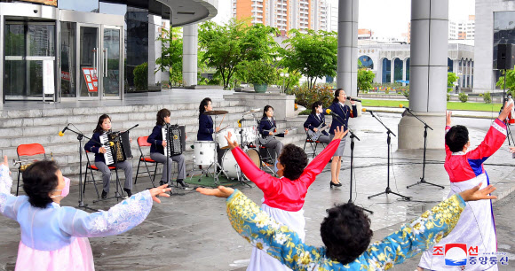 북한, 5.1절 맞아 체육 및 공연 진행