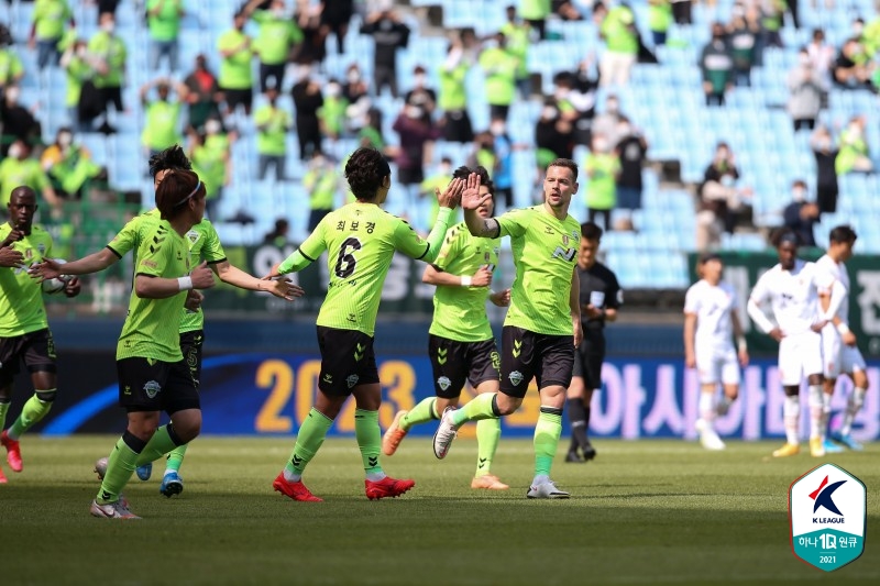 전북 현대의 일류첸코가 2일 K리그1 제주 유나이티드와의 경기에서 동점골을 넣은 뒤 동료들과 기쁨을 나누고 있다. 한국프로축구연맹 제공