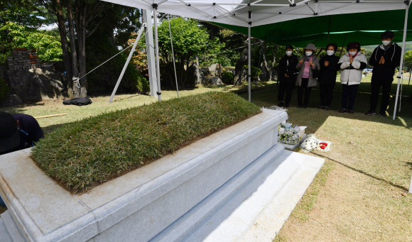 2일 경기 천주교 용인공원묘원 내 성직자 묘역 안에 안장된 고 정진석 니콜라오 추기경의 묘소를 찾은 추모객들이 손을 모아 안식을 기원하고 있다. 박윤슬 기자 seul@seoul.co.kr
