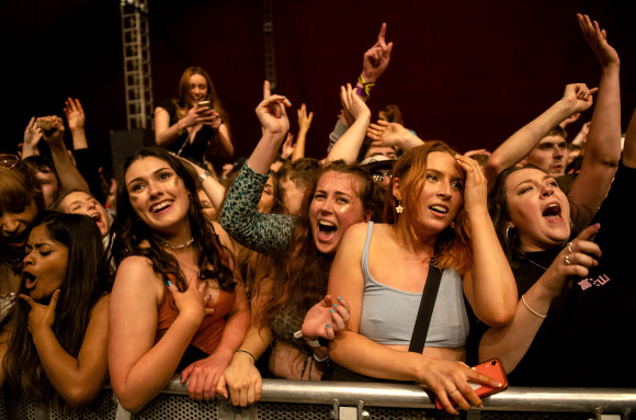 2일(현지시간) 영국 리버풀 세프턴 공원에서 열린 콘서트에서 관객들이 마스크를 쓰지 않고 사회적 거리두기를 하지 않은 채 라이브 공연을 즐기고 있다. EPA 연합뉴스