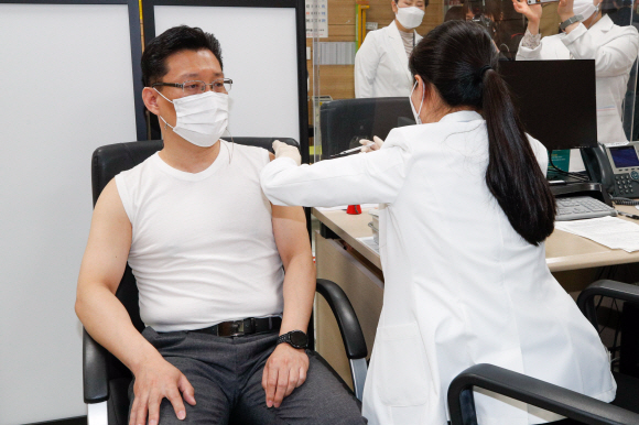 임인택 보건복지부 보건산업정책국장이 3일 오전 서울 용산구보건소에서 아스트라제네카(AZ) 백신을 접종받고 있다. 2021. 5. 3 박지환 기자  popocar@seoul.co.kr