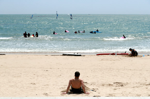 초여름 날씨를 보인 3일 오후 부산 해운대구 송정해수욕장에서 서퍼들이 서핑을 즐기고 있다. 2021.5.3  연합뉴스