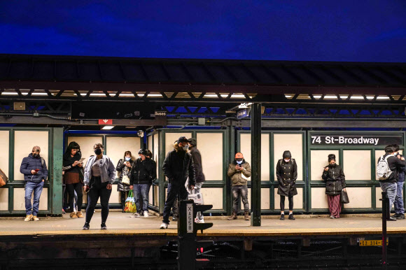 지난 22일(현지시간) 미국 뉴욕의 한 지하철역 전경. AP