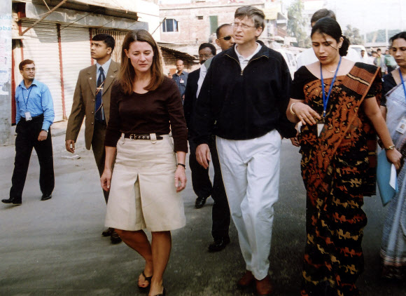 3일(이하 현지시간) 27년의 결혼 생활을 끝내기로 했다고 발표한 빌 게이츠와 아내 멀린다가 지난 2005년 12월 5일 방글라데시 수도 다카의 거리를 함께 걷고 있다. AP 자료사진 연합뉴스 