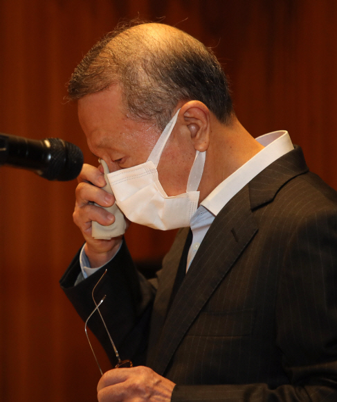 홍원식 남양유업 회장이 최근 자사 유제품 불가리스가 신종 코로나바이러스 감염증(코로나19) 억제 효과가 있다는 발표로 빚어진 논란과 관련해 4일 오전 서울 강남구 도산대로 남양유업 본사 대강당에서 대국민 사과를 발표하며 눈물 흘리고 있다. 2021. 5. 4  박윤슬 기자 seul@seul.co.kr