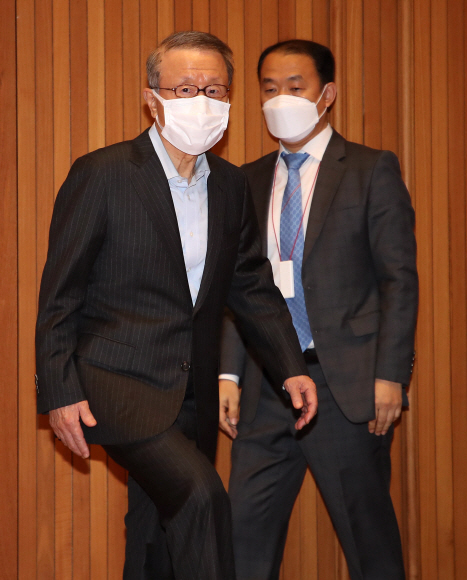 홍원식 남양유업 회장이 최근 자사 유제품 불가리스가 신종 코로나바이러스 감염증(코로나19) 억제 효과가 있다는 발표로 빚어진 논란과 관련해 4일 오전 서울 강남구 도산대로 남양유업 본사 대강당에서 대국민 사과를 발표하기 위해 입장하고 있다. 2021. 5. 4  박윤슬 기자 seul@seul.co.kr