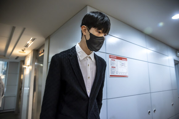 음주운전 사고를 낸 서울 삼성 썬더스 김진영 선수가 4일 오전 서울 강남구 논현동 KBL 센터에서 열린 재정위원회에 소명을 위해 출석하고 있다. 김진영은 지난달 경기도 용인에서 술에 취해 자신의 승용차를 운전 중 옆 차선 차량과 신호 대기 중이던 차량 등을 추돌한 혐의로 불구속 입건됐다. 2021.5.4  연합뉴스