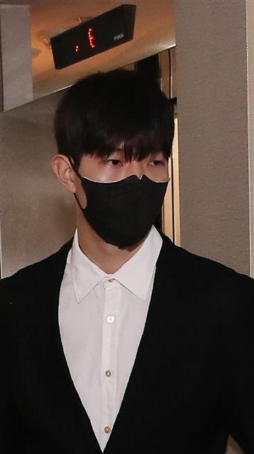 음주운전 사고를 낸 서울 삼성 썬더스 김진영 선수가 4일 오전 서울 강남구 논현동 KBL 센터에서 열린 재정위원회에 소명을 위해 출석하고 있다.  김진영은 지난달 경기도 용인에서 술에 취해 자신의 승용차를 운전 중 옆 차선 차량과 신호 대기 중이던 차량 등을 추돌한 혐의로 불구속 입건됐다. 2021.5.4 뉴스1