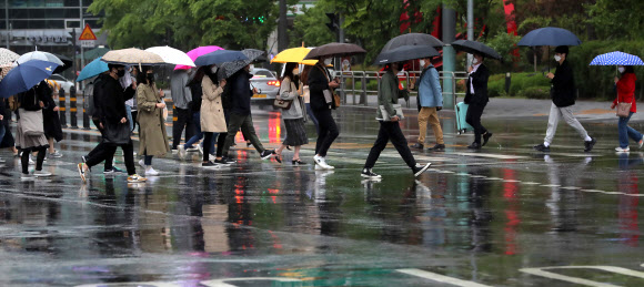 비가 내린 4일 오전 서울 용산역에서 우산을 쓴 시민들이 발걸음을 재촉하고 있다. 2021.5.4  연합뉴스