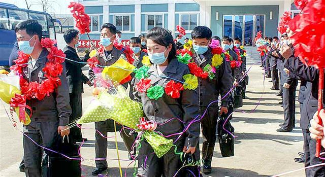북한 노동당 기관지 노동신문은 4일 평안북도의 수백 명 청년들이 사회주의 건설의 주요전구로 탄원하고 있다고 보도했다. 탄원은 자발적으로 어렵고 힘든 부문에서 일하는 것을 의미한다. 신문은 청년들이 탄광, 광산, 농촌, 발전소 등으로 자원 진출했다면서 “청년들의 불같은 열의가 날이 감에 따라 더욱 고조되었다”라고 전했다.  평양 노동신문 뉴스1