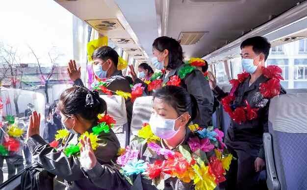 북한 노동당 기관지 노동신문은 4일 평안북도의 수백 명 청년들이 사회주의 건설의 주요전구로 탄원하고 있다고 보도했다. 탄원은 자발적으로 어렵고 힘든 부문에서 일하는 것을 의미한다. 신문은 청년들이 탄광, 광산, 농촌, 발전소 등으로 자원 진출했다면서 이들이 ‘애국청년’의 기개를 떨칠 드높은 각오를 안고 있다고 전했다.  평양 노동신문 뉴스1