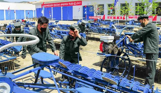 북한 노동당 기관지 노동신문은 4일 “일꾼들이 자체의 기술역량을 강화하면 그 어떤 불리한 조건에서도 생산을 밀고나갈수 있지만 그렇지 못하면 패배주의에 빠져 열려진 길로도 나갈수 없다”라며 사상 강화를 재차 주문했다. 사진은 농번기 준비에 한창인 함주군 동봉협동농장.  평양 노동신문 뉴스1