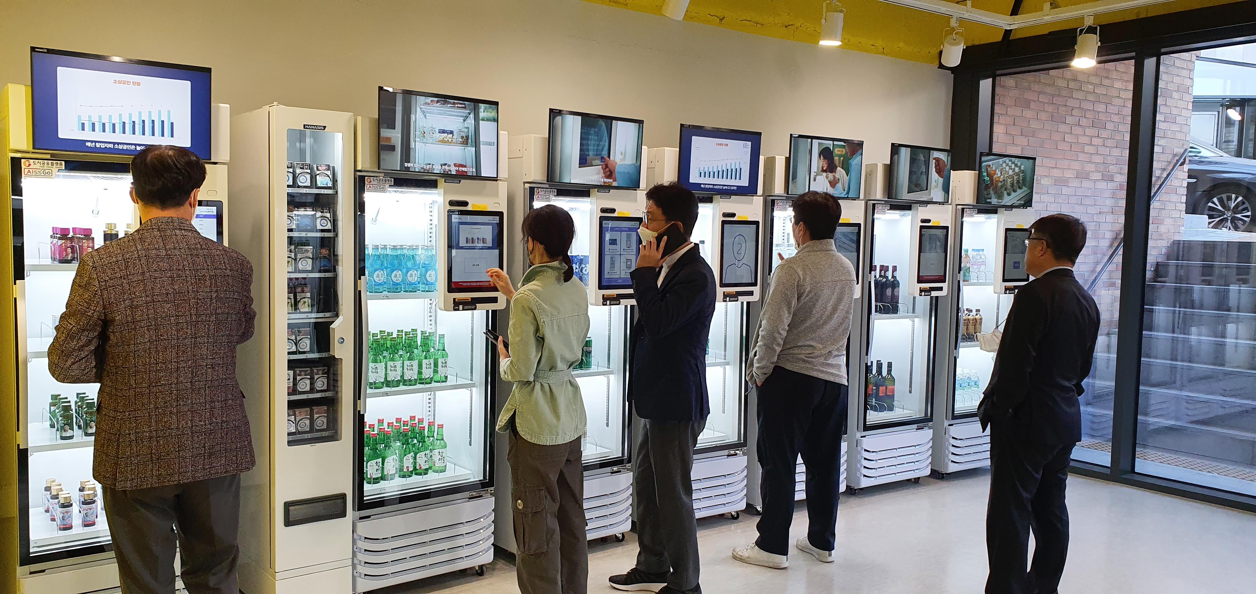 고객들이 3일 성남 고등동 AI 무인 편의점에서 아이스Go 24를 작동을 해보면서 상품을 구매하고 있다.
