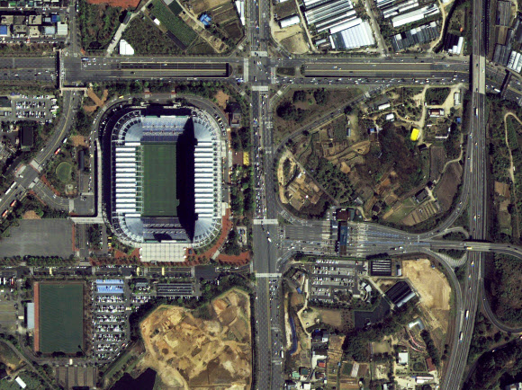 정부가 국토위성(차세대중형위성) 1호가 촬영한 고해상도 영상을 4일 공개했다. 검·보정을 위한 시험 운영 기간임에도 우수한 성능을 보여줘 향후 디지털 트윈 등 국토정보망 구축 등 다양한 분야에 활용될 것으로 기대된다. 사진은 차세대중형위성 1호가 촬영한 대전월드컵경기장. 2021.5.4  국토교통부 제공