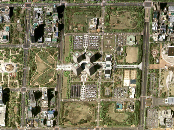 정부가 국토위성(차세대중형위성) 1호가 촬영한 고해상도 영상을 4일 공개했다. 검·보정을 위한 시험 운영 기간임에도 우수한 성능을 보여줘 향후 디지털 트윈 등 국토정보망 구축 등 다양한 분야에 활용될 것으로 기대된다. 사진은 차세대중형위성 1호가 촬영한 정부대전청사. 2021.5.4 국토교통부 제공