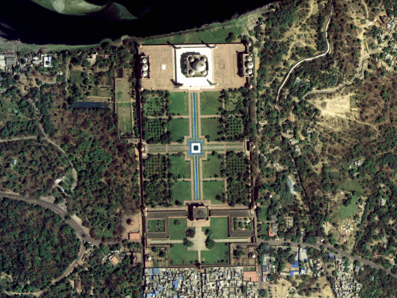 정부가 국토위성(차세대중형위성) 1호가 촬영한 고해상도 영상을 4일 공개했다. 검·보정을 위한 시험 운영 기간임에도 우수한 성능을 보여줘 향후 디지털 트윈 등 국토정보망 구축 등 다양한 분야에 활용될 것으로 기대된다. 사진은 차세대중형위성 1호가 촬영한 인도 타지마할. 2021.5.4  국토교통부 제공