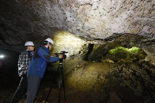 세계유산축전 관계자들과 취재진이 4일 오후 일반인 출입이 금지된 제주 벵뒤굴을 탐방하고 있다. 오는 10월 1일부터 17일까지 17일 동안 진행되는 2021 세계유산축전에서는 비공개 장소였던 벵뒤굴과 만장굴 전구간이 일시적으로 공개된다.2021.5.4 뉴스1