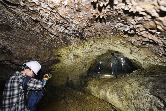 세계유산축전 관계자들과 취재진이 4일 오후 일반인 출입이 금지된 제주 벵뒤굴을 탐방하고 있다. 오는 10월 1일부터 17일까지 17일 동안 진행되는 2021 세계유산축전에서는 비공개 장소였던 벵뒤굴과 만장굴 전구간이 일시적으로 공개된다.2021.5.4 뉴스1