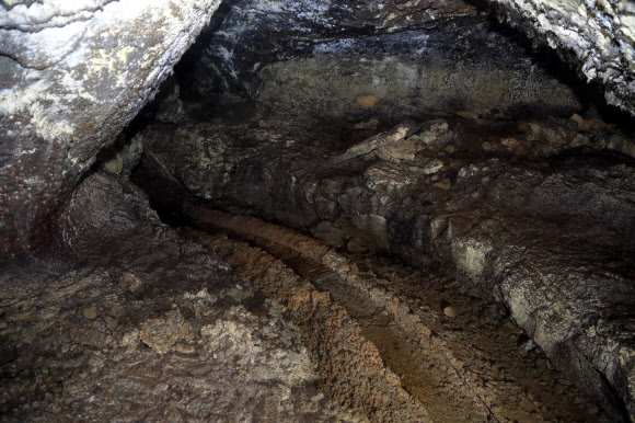 2021 세계유산축전 150일을 앞둔 4일 오전 제주시 조천읍 벵뒤굴에서 제주도 세계자연유산센터 주최로 언론 현장 브리핑이 진행되고 있다. 사진은 벵뒤굴 미공개 구간에 남아있는 용암이 흘렀던 길. 2021.5.4  연합뉴스