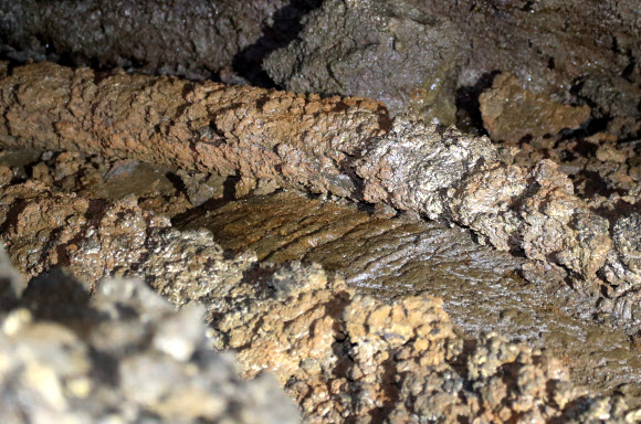 2021 세계유산축전 150일을 앞둔 4일 오전 제주시 조천읍 벵뒤굴에서 제주도 세계자연유산센터 주최로 언론 현장 브리핑이 진행되고 있다. 사진은 벵뒤굴 미공개 구간 바닥에 있는 밧줄 무늬의 용암이 흐른 자국. 2021.5.4  연합뉴스