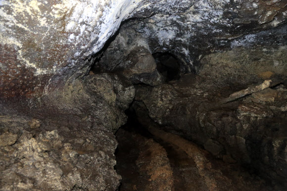 2021 세계유산축전 150일을 앞둔 4일 오전 제주시 조천읍 벵뒤굴에서 제주도 세계자연유산센터 주최로 언론 현장 브리핑이 진행되고 있다. 사진은 벵뒤굴 미공개 구간에 남아있는 용암이 흘렀던 길로, 사람 얼굴처럼 보인다. 2021.5.4  연합뉴스