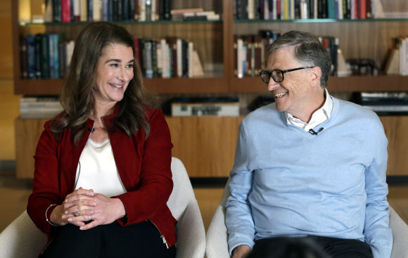 마이크로소프트(MS) 창업자인 빌 게이츠(오른쪽)와 멀린다 게이츠 부부가 3일(현지시간) 이혼을 발표했다. 사진은 2019년 2월 1일 미국 워싱턴주 커클랜드에서 인터뷰하던 중 두 사람이 함께 웃고 있는 모습. 커클랜드 AP 연합뉴스