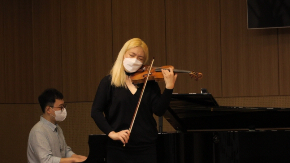 바이올리니스트 조진주가 4일 서울 서초구 코스모스아트홀에서 열린 음악 에세이 ‘언젠가 빛날 수 있을까’ 출간 기념 기자간담회에서 카리스마 있는 연주를 선보이고 있다. 봄아트프로젝트 제공