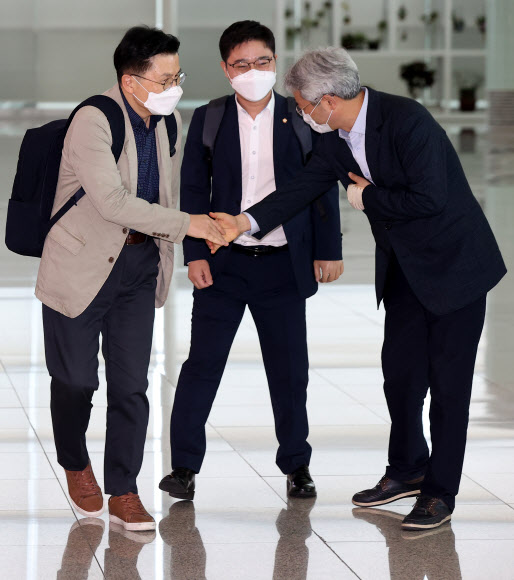 출국 전 인사하는 황교안 전 대표