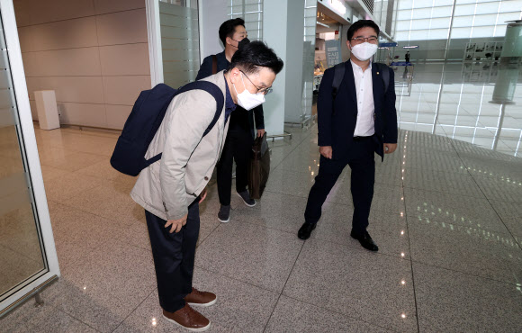 출국 전 인사하는 황교안 전 대표
