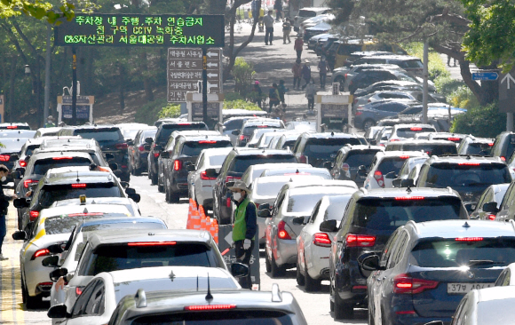 어린이 날을 맞은 5일 경기도 과천시 서울대공원 입구에서 주차장에 진입하려는 나들이객 차량들로 정체현상이 빚어지고 있다. 2021.5.5 박지환기자 popocar@seoul.co.kr