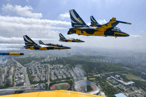 블랙이글스, 코로나로 지친 대국민 응원비행