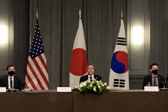 한.미.일 외교장관 회담 참석한 블링컨 미 국무장관  토니 블링컨 미국 국무장관(가운데)이 5일 오후(한국시간) 런던 시내호텔에서 정의용 외교부 장관, 모테기 도시미쓰(茂木敏充) 일본 외무상과 회담하고 있다.  2021.5.5 연합뉴스