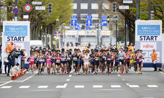도쿄 하계올림픽 테스트 이벤트로 5일 일본 삿포로에서 열린 하프 마라톤 대회에서 출전 선수들이 스타트하고 있다. AP연합뉴스 