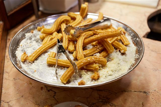 스페인 국민 간식으로 꼽히는 추로스. 설탕에 묻혀 먹는다.
