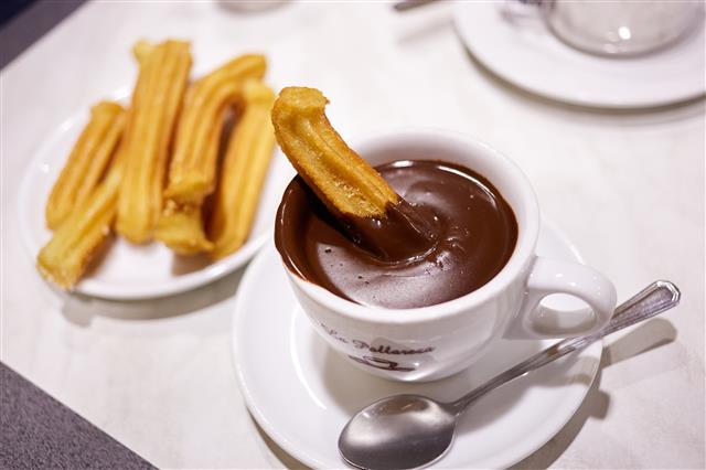 스페인 국민 간식으로 꼽히는 추로스. 초콜릿에 찍어 먹는다. 진한 초콜릿 차에 찍어 먹는 게 스페인에선 공식으로 통한다.