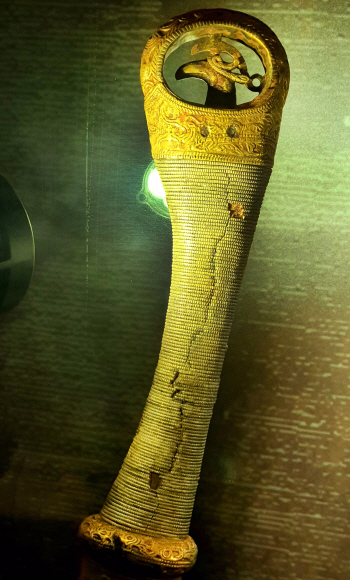 다라국 유적지인 합천 옥전고분군에서 출토된 봉황문양고리자루큰칼. ‘칼의 나라’ 다라국의 상징적인 유물이다.