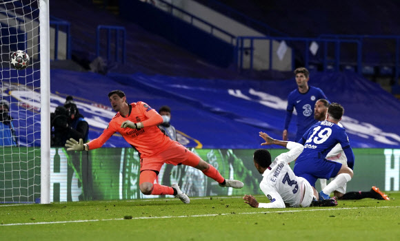 첼시의 미드필더 메이슨 마운트가 6일 열린 유럽 챔피언스리그 4강 2차전 레알 마드리드와의 홈 경기에서 승부에 쐐기를 박는 골을 터뜨리고 있다. AP 연합뉴스