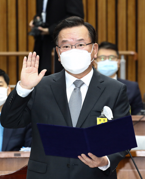 김부겸 국무총리 후보자가 6일 국회 제3회의장에서 열린 인사청문회에서 선서하고 있다.2021. 5. 6 김명국 선임기자 daunso@seoul.co.kr