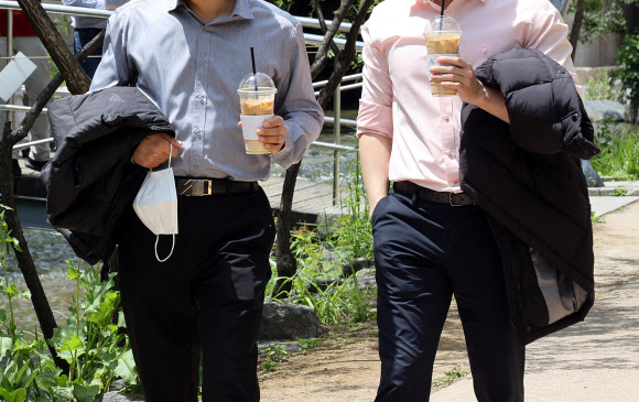 ‘겉옷 손에 들고’