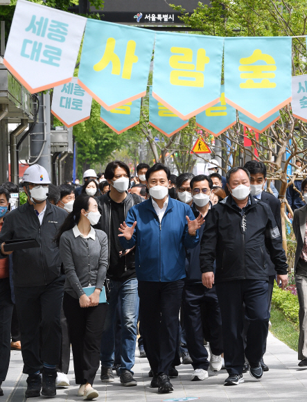 오세훈 서울시장이 6일 오전 서울 중구 시청인근에서 열린 ‘세종대로 사람숲길, 봄을 걷다’ 개장식을 마친 후 참석자들과 사람숲길을 걷고 있다. ‘세종대로 사람숲길’은 작년 7월 첫 샵을 뜬지 9개월 만에 완공됐으며 세종대로 사거리~숭례문~서울역 1.55km가 하나로 이어지는 거리로 보행자와 자전거 이용자가 함께 편하게 이동할 수 공간이다.  2021.5.6 오장환 기자 5zzang@seoul.co.kr